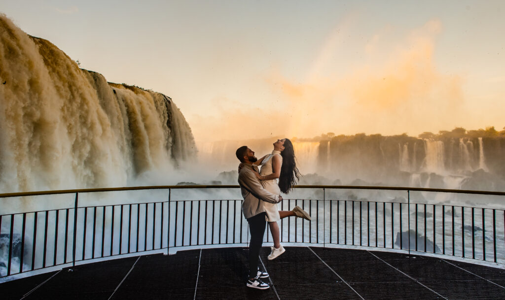 Casal apaixonado nas Cataratas do Iguaçu. Foz do Iguaçu para casais.