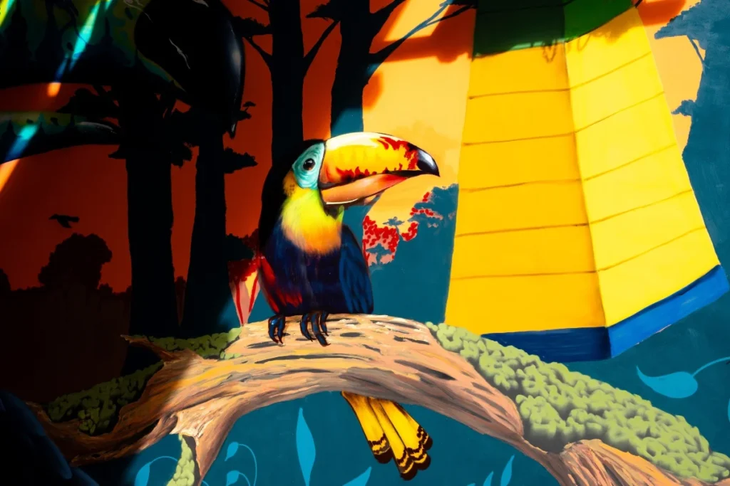 Tucano colorido em mural vibrante no Nadai Confort Hotel e Spa, em Foz do Iguaçu.