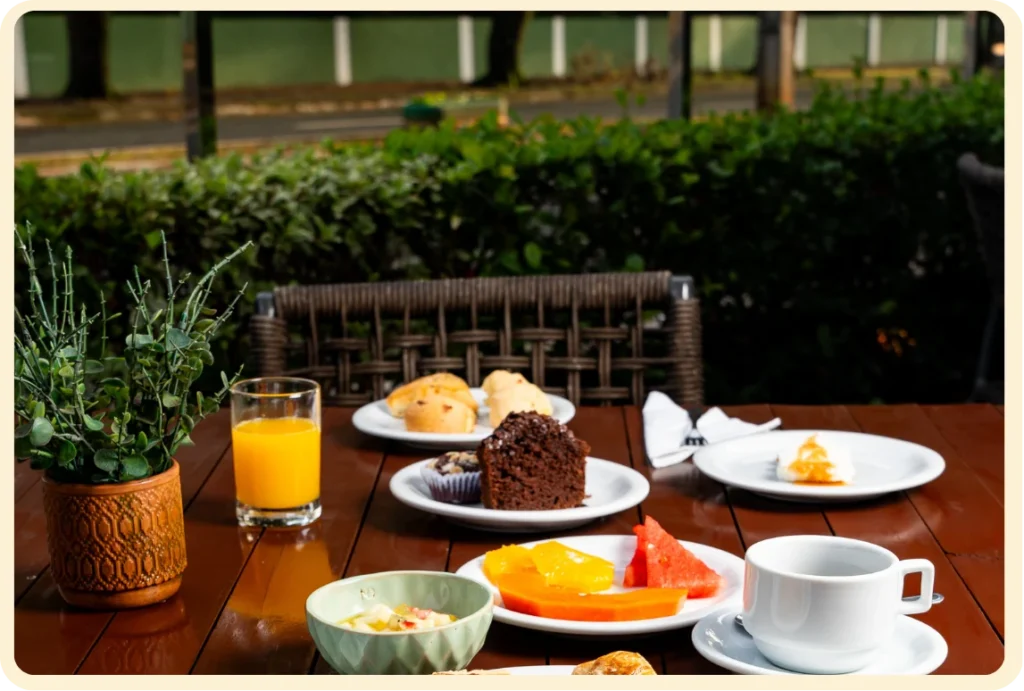 Nosso deck é um espaço cercado por natureza, como toda a nossa área de lazer. Nesse cenário você pode curtir o fim de tarde com boa música, drinks autorais e apreciar a beleza ao redor. Um convite para estar presente de corpo e alma.