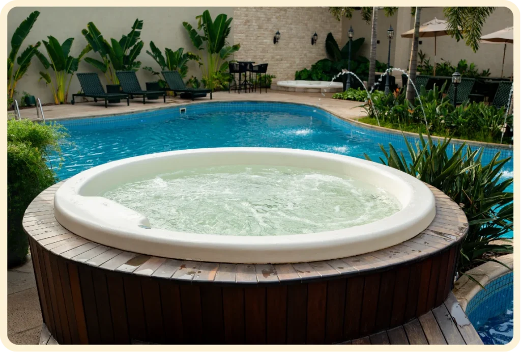 Hotel com piscina aquecida em Foz do Iguaçu: Hidromassagem elevada com deck de madeira e área de piscina.