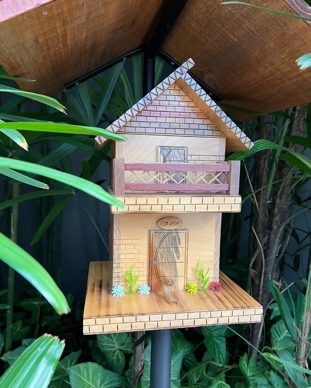 Experiências 15 detalhe de casa de abelha no Meliponário do Nadai Confort Hotel.