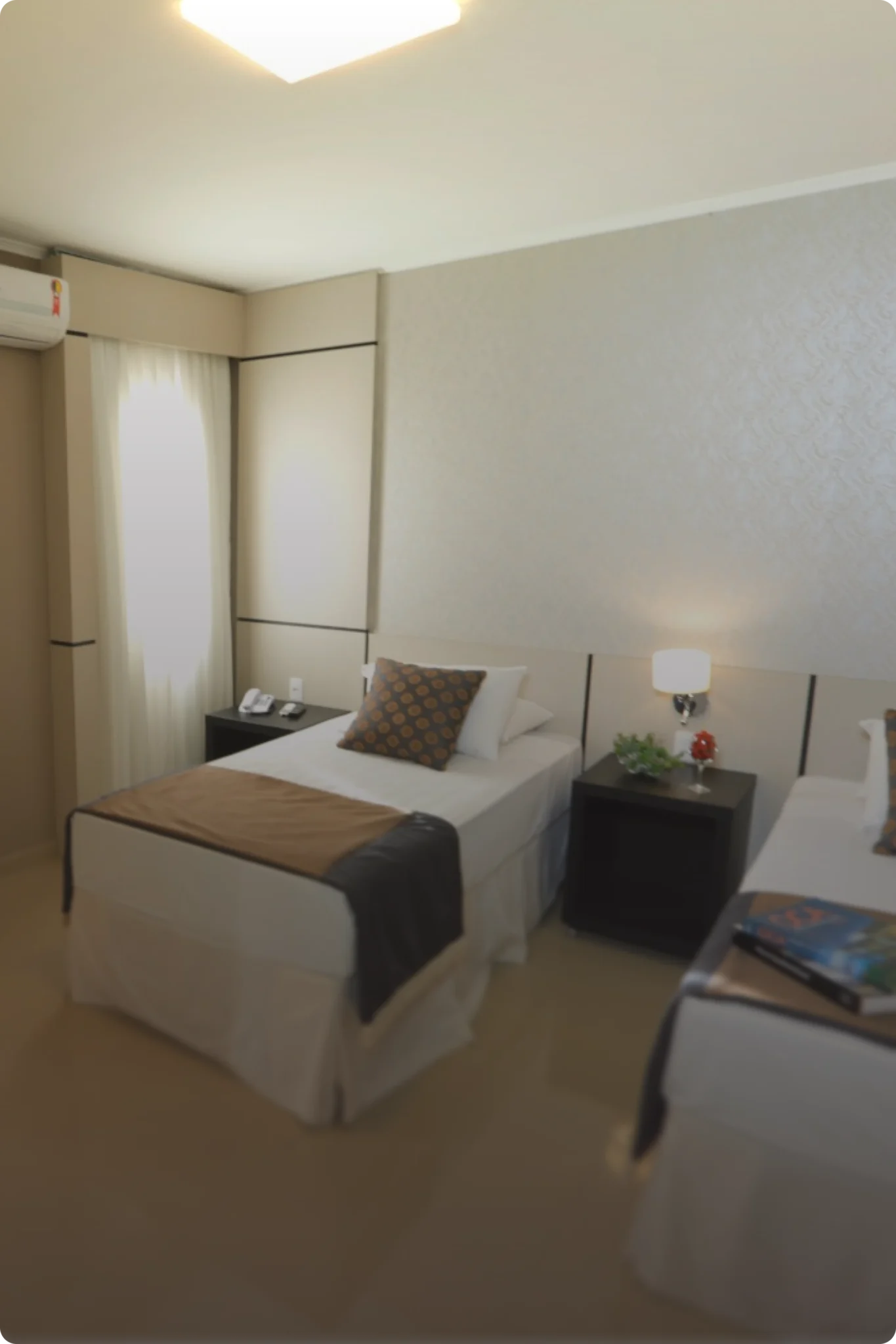 Hotel em Foz do Iguaçu: Quarto aconchegante com cama de casal e vista para natureza.