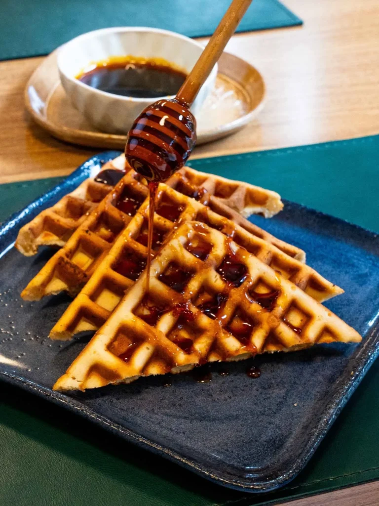 Waffles com mel e calda deliciosa