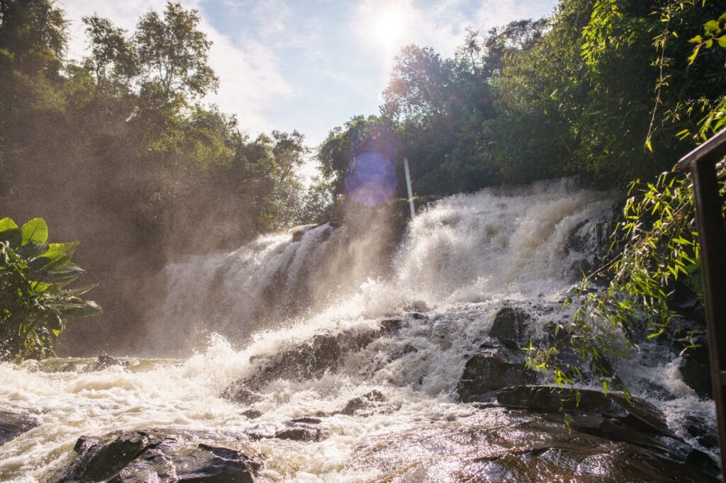 Verão em Foz do Iguaçu: como aproveitar as férias ao máximo 1 Cachoeira com luz do sol.