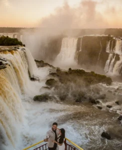 Casal sorrindo nas Cataratas do Iguaçu.