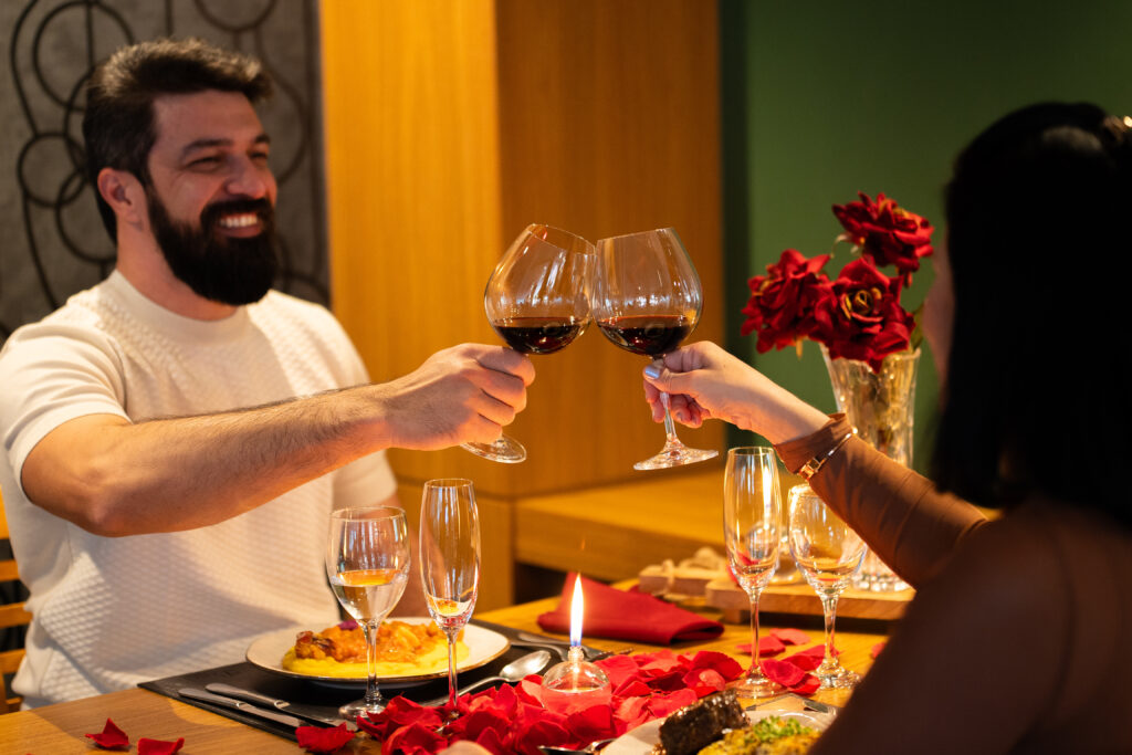 Foz do Iguaçu para casal: duas pessoas em um jantar romântico em foz do iguaçu, no Veneto Gastronomia.