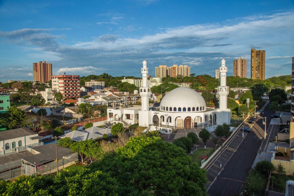 Mesquita branca em área urbana, uma das opções o que fazer em Foz do Iguaçu além das Cataratas.