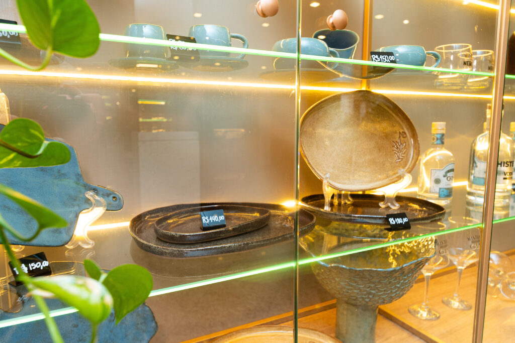 Vitrine com utensílios de cerâmica mostrando arte e cultura no Nadai Confort Hotel e Spa em Foz do Iguaçu.