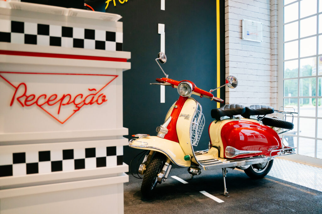 Wonder Park Foz do Iguaçu: tudo o que você precisa saber 4 Scooter clássica em ambiente moderno.