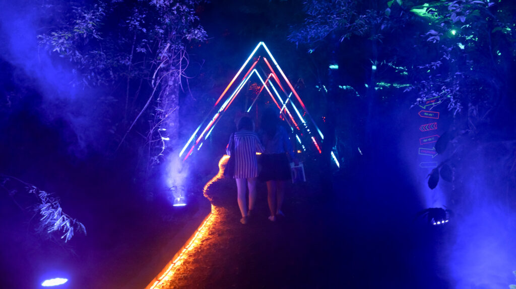 Wonder Park Foz do Iguaçu: tudo o que você precisa saber 3 Caminho iluminado em ambiente noturno.