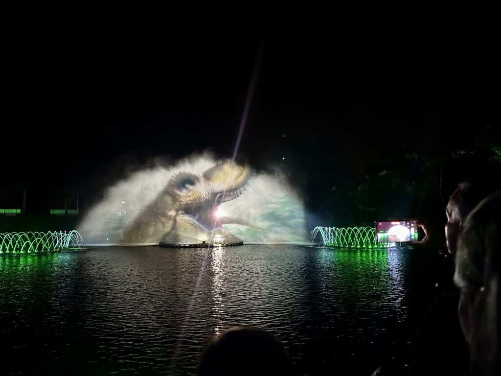 Wonder Park Foz do Iguaçu: tudo o que você precisa saber 2 Show de água com projeção de dinossauro no Wonder Park Foz do Iguaçu.