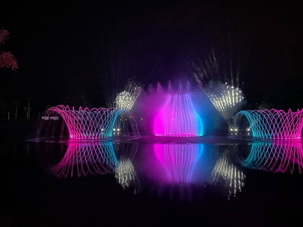 Fonte iluminada com reflexos coloridos no Wonder Park Foz do Iguaçu.