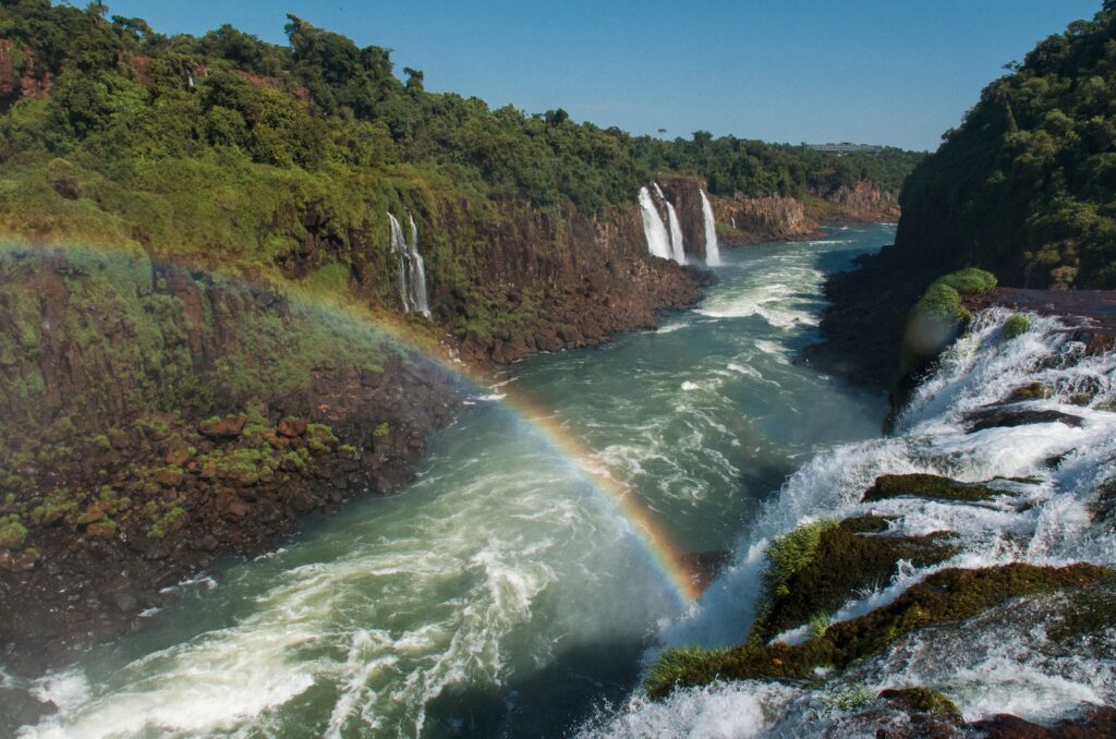 Cataratas argentinas com arco-íris vibrante.