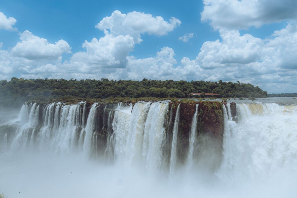 Cataratas argentinas majestosas sob céu azul.