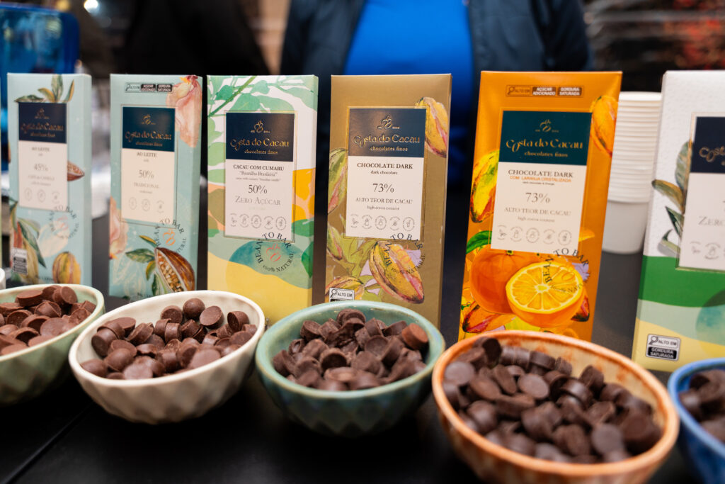 Arte, cultura e raízes locais: o Nadai é ponto de encontro entre hospitalidade e identidade 3 Várias barras de chocolate e grãos.