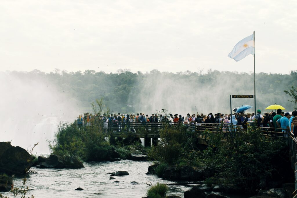 Multidão admirando as Cataratas do Iguaçu, na Argentina.