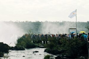 Multidão admirando as Cataratas do Iguaçu, na Argentina.