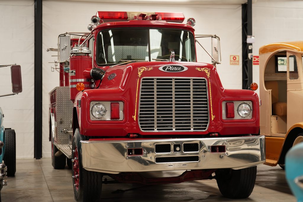 Foz Cars: Guia Completo do Museu de Carros Antigos em Foz do Iguaçu 1 Caminhão de bombeiros vermelho clássico em exposição no Foz cars.