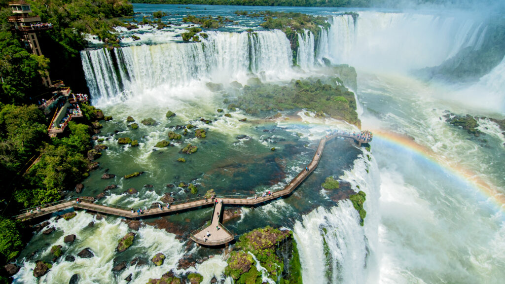 Cataratas do Iguaçu, em Foz do Iguaçu com arco-íris e passarelas. Uma das atrações no roteiro de quantos dias ficar em Foz do Iguaçu.