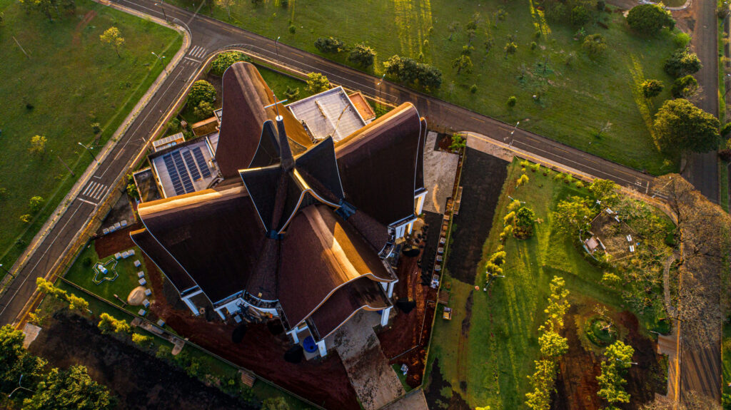 Catedral Nossa Senhora de Guadalupe, em Foz do Iguaçu com telhado em forma de estrela.
