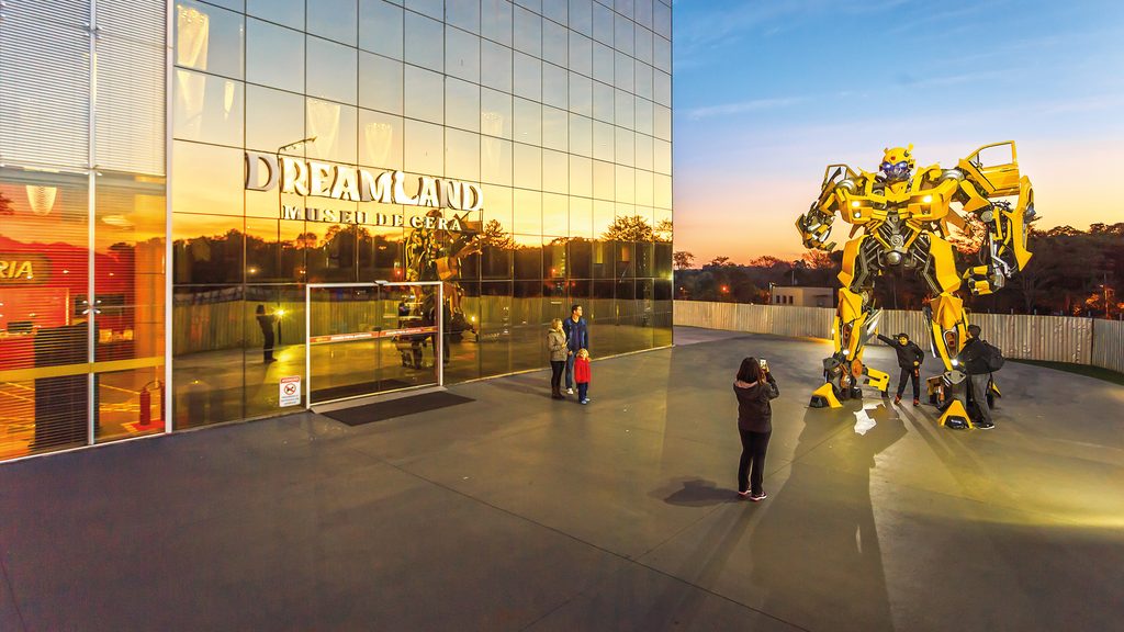 Robô amarelo na entrada do museu de cera, no Dreamland em Foz do Iguaçu.