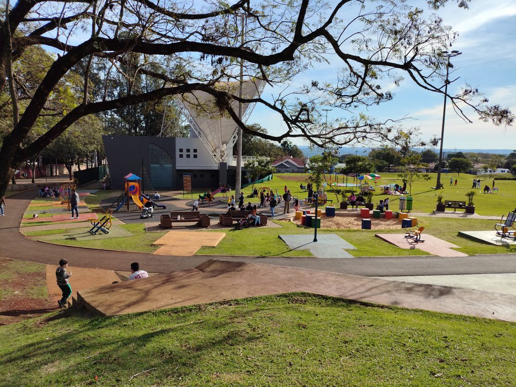Turismo religioso em Foz do Iguaçu: roteiro gratuito pela cidade 4 Parque com crianças e áreas de lazer do Gramada Vila A em Foz do Iguaçu.