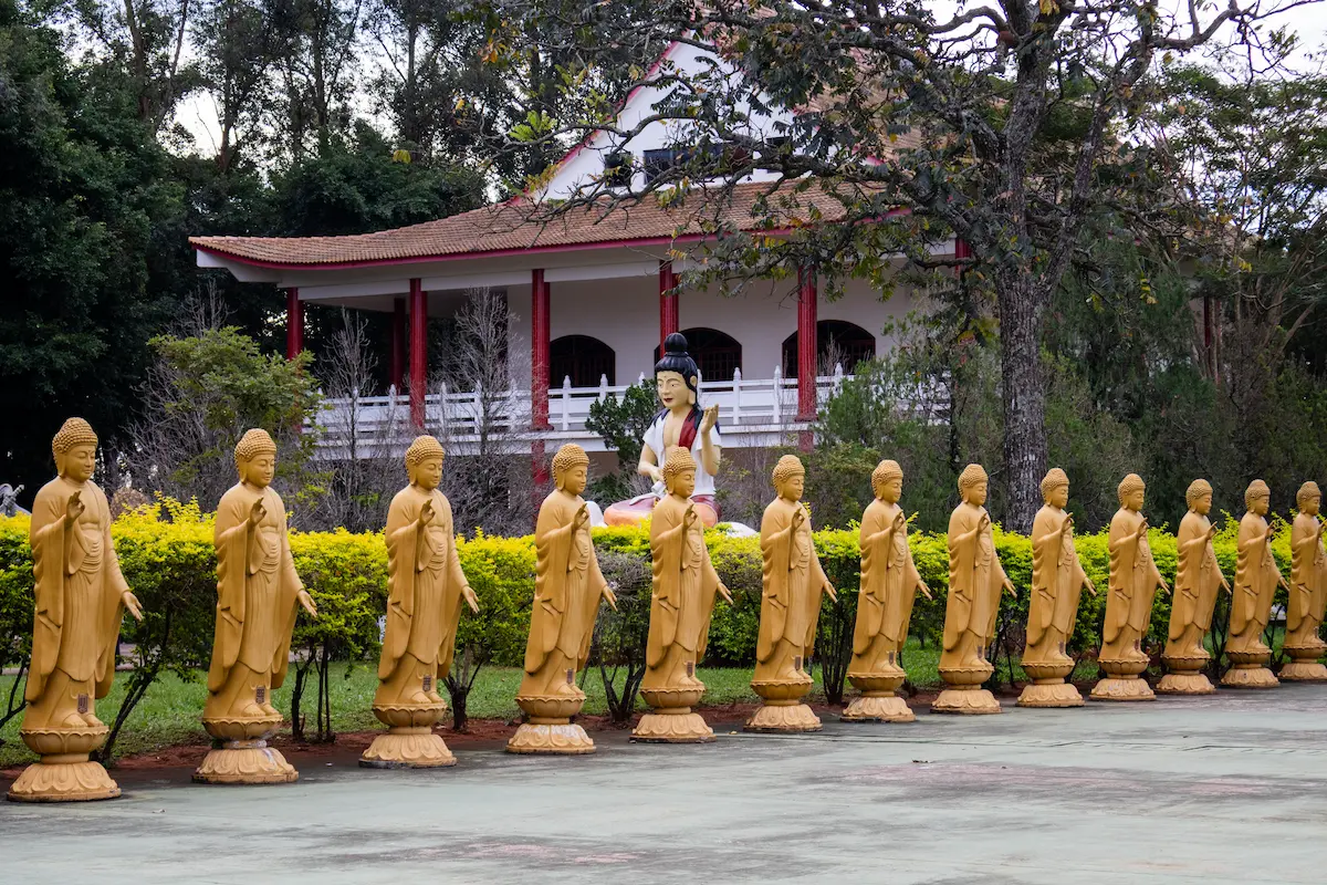 Turismo religioso em Foz do Iguaçu: roteiro gratuito pela cidade 1 Estátuas de Buda em templo budista Chen Tien, parte do turismo religioso em Foz do Iguaçu.