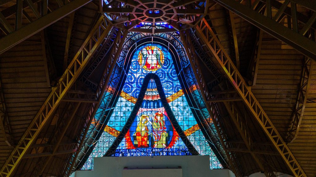 Turismo religioso em Foz do Iguaçu: roteiro gratuito pela cidade 3 Vitral colorido em catedral moderna Nossa Senhora de Guadalupe em Foz do Iguaçu.