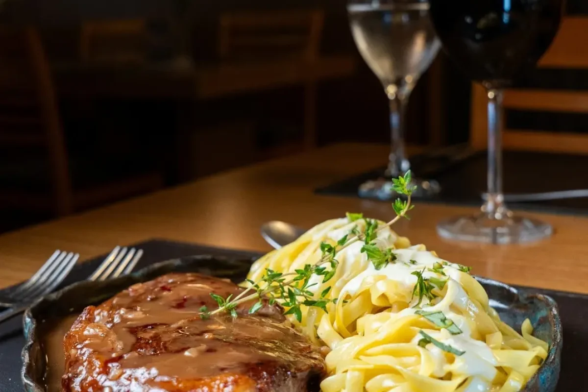 corte especial grelhado ao molho roti, servido com tagliatelle ao molho cremoso de parmesão.