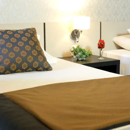 Acomodações 14 imagem mostrando detalhes da suíte família.