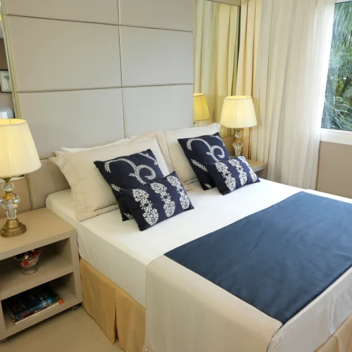 Acomodações 3 cama confortável da suíte master com vista para a natureza.