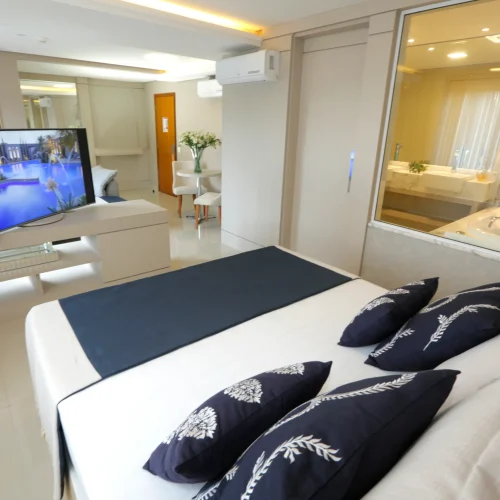 Acomodações 1 ângulo mostra a visão geral de quarto de hotel em Foz do Iguaçu.